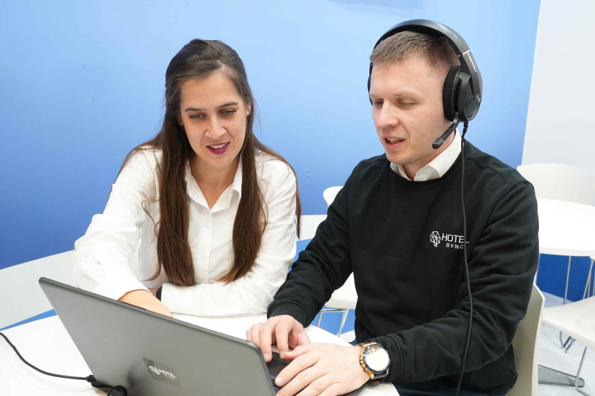 Equipa de suporte HotelSync a ajudar um cliente
